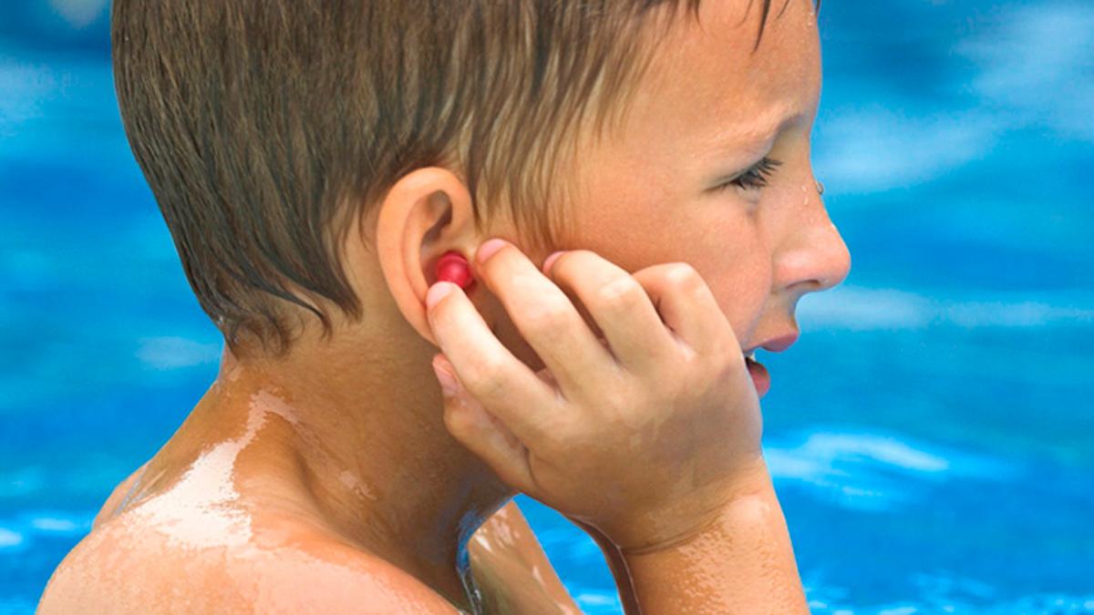 Cómo disminuir la posibilidad de otitis por la pileta, el mar o el río en el verano