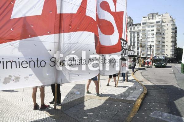 Organizaciones sociales se concentran en Congreso contra la ley 