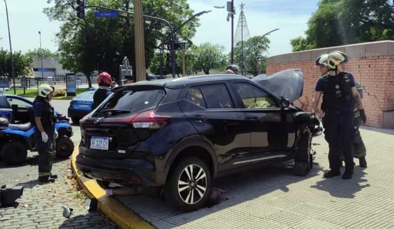 Tragedia en Recoleta: mujer perdió control del auto, atropelló a una pareja de turistas brasileños en la vereda y mató al hombre