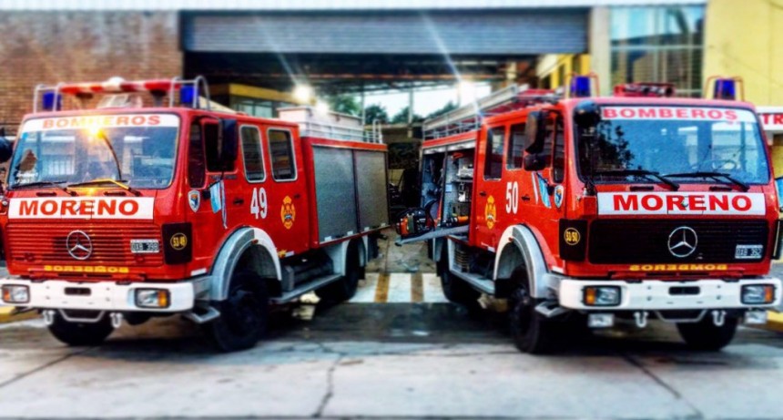 Se incendia una fabrica de plásticos en Moreno donde trabajan 15 dotaciones de bomberos