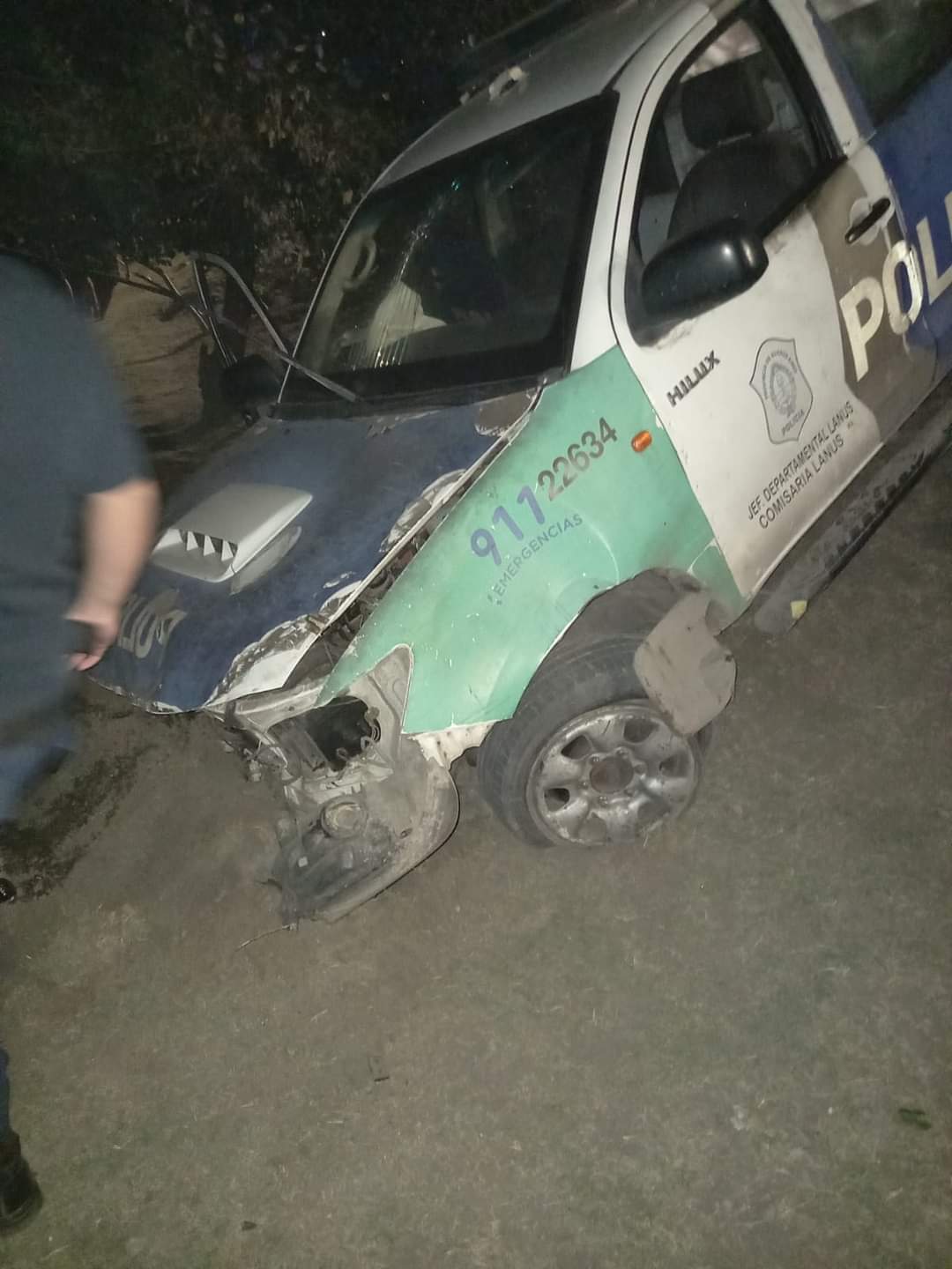 CASI UNA TRAGEDIA PATRULLERO CAE AL RIACHUELO