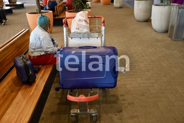 Cientos de vuelos cancelados por una huelga de trabajadores aeronáuticos por mejores salarios