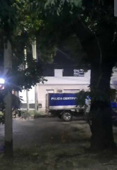 EN VILLA OBRERA ASESINARON A UN HOMBRE DE TRES TIROS CUANDO ACOMPAÑABA A SU TÍA A LA CASA, LA MUJER ESTA HERIDA Y SE ENCUENTRA INTERNADA