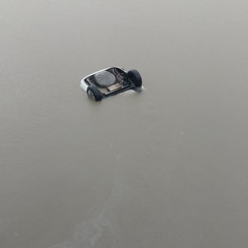 Un auto se despistó y cayó a un arroyo en General Lavalle: hay cinco muertos