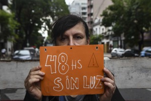 Corte de calle en el barrio porteño de Caballito en protesta por la falta de luz