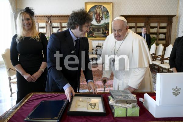 Milei se reunió una hora en el Vaticano con el Papa y afirmó que existe 