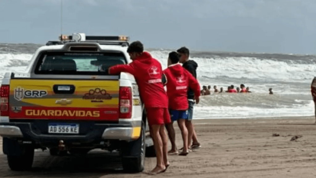 Hallan muerto al joven que era buscado luego de que ingresara al mar embravecido en Monte Hermoso