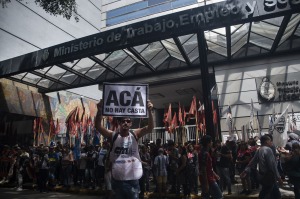 Organizaciones sociales protestaron frente a la sede de la Secretaría de Trabajo