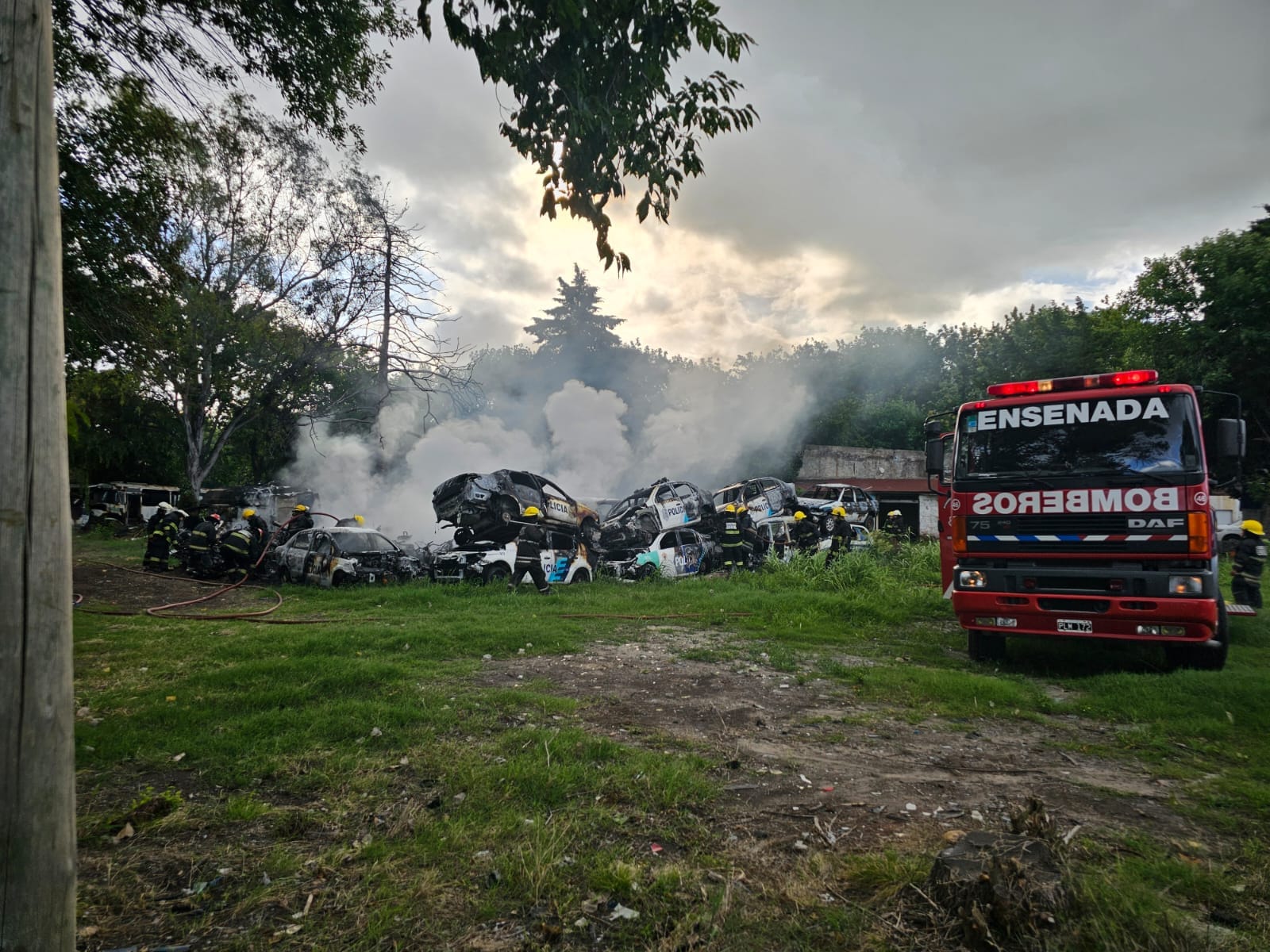 Un incendio destruyó un depósito de móviles policiales en desuso de Ensenada