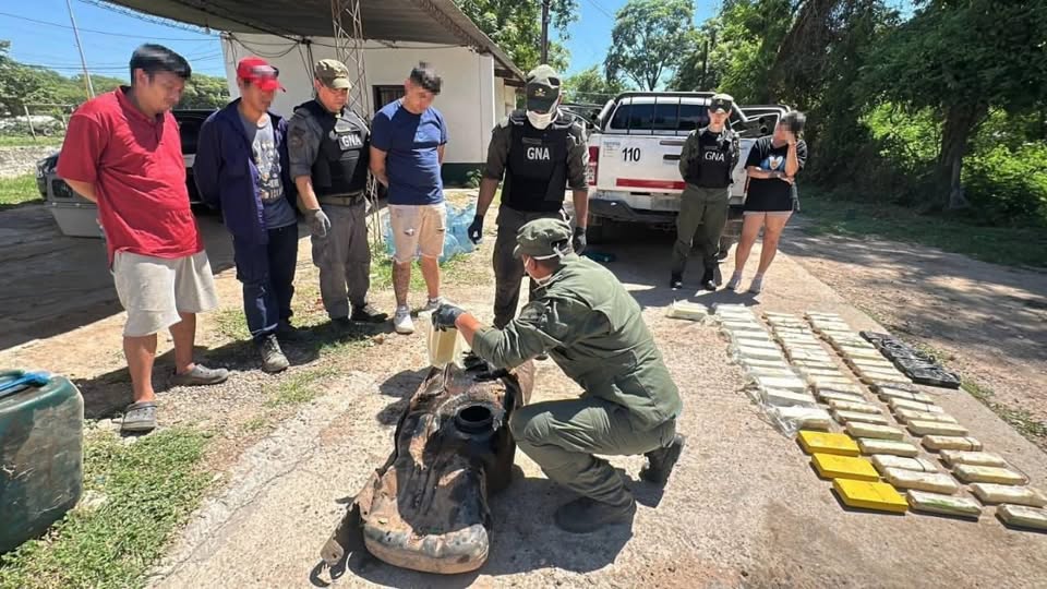 Narcotráfico en #Salta Una familia viajaba con 65 kilos de cocaína ocultos en su camioneta