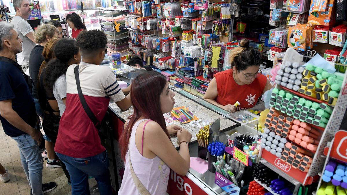 Las ventas en comercios minoristas cayeron en febrero 25,5% interanual 