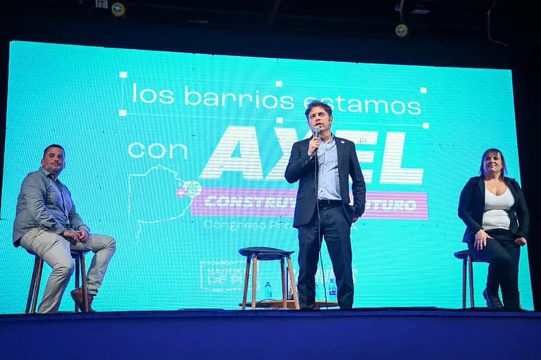 Axel Kicillof sumará a dos dirigentes piqueteros al gobierno y profundiza su diferenciación de Milei