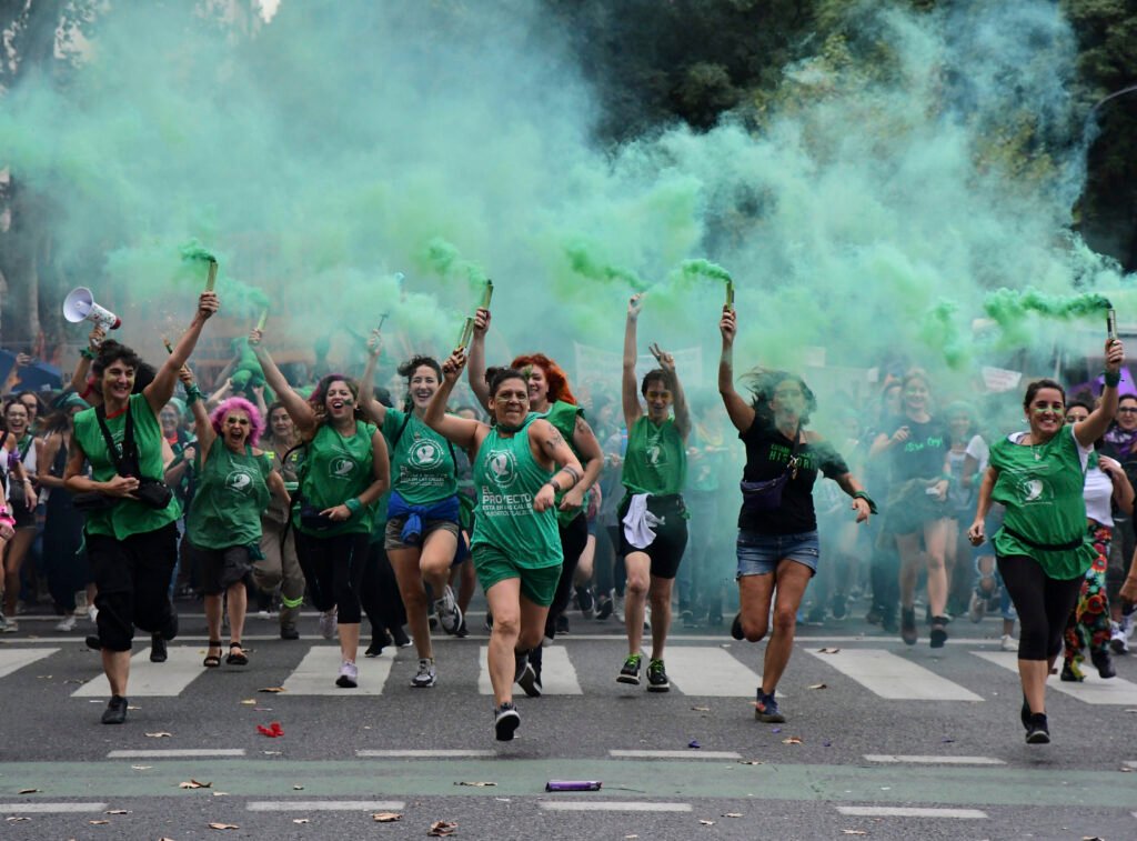 8M: La ola verde y violeta sale a las calles