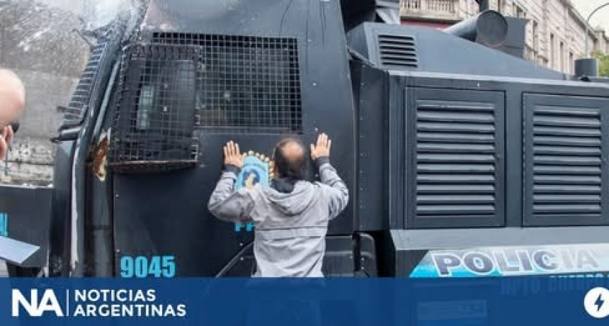 Marcha de los jubilados: hay 20 policías heridos tras ser atacados por los barrabravas