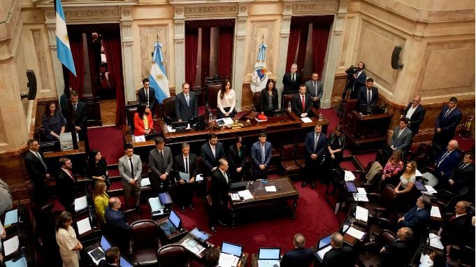 No hay plata? Los senadores se aumentaron las dietas en plena sesión, a mano alzada pasarán de cobrar de $1,9 millones a $4,5 millones