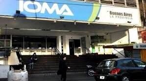 UN PADRE PIDE QUE IOMA LE DE UNA SILLA ORTOPEDICA PARA SU HIJA