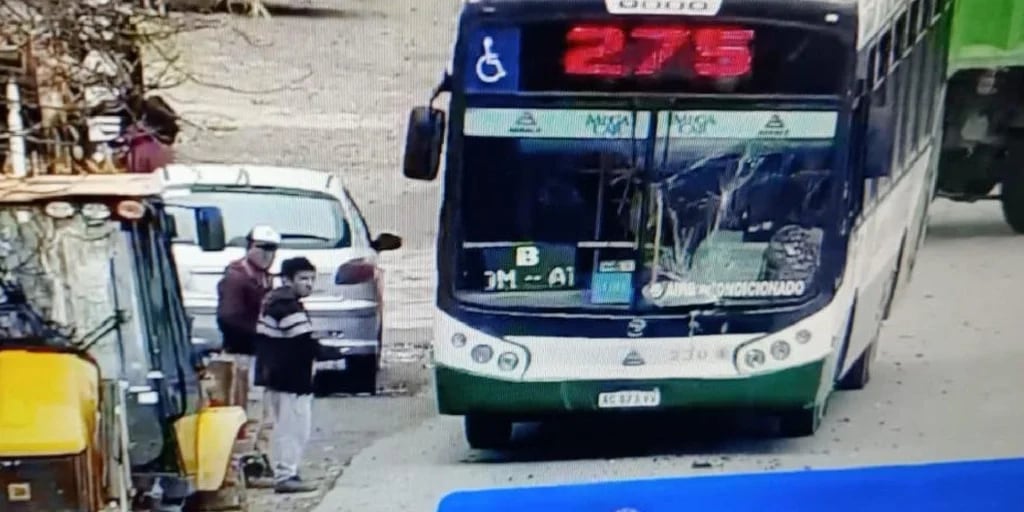 Un colectivo chocó contra una máquina de construcción en Ensenada y hubo heridos