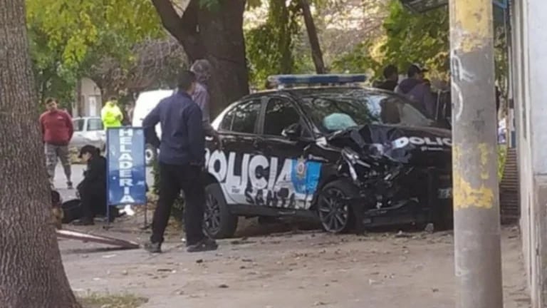 Un patrullero nuevo chocó contra un utilitario en Rosario y se incrustó en el portón de una casa