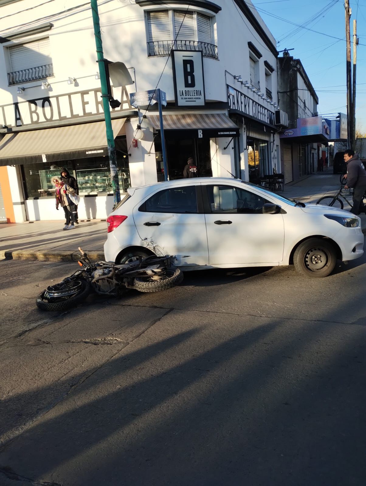 Berisso. Chocaron una auto y una moto