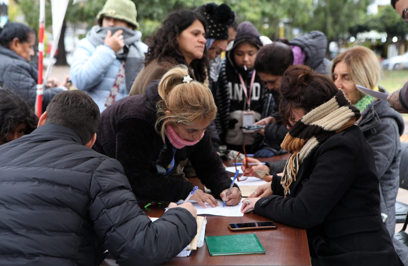 La Plata: Consenso con vendedores ambulantes de Plaza Italia: adhieren al programa de reconversión de la venta ilegal