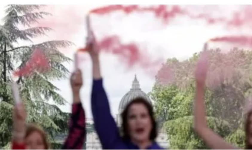 Humo rosa en el Vaticano