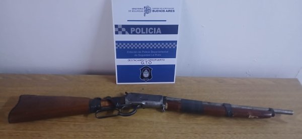 CLAUSURARON UN BAR EN VILLA ELVIRA Y SECUESTRARON UN RIFLE SIN NUMERACI&Oacute;N Y UNA MOTO ROBADA
