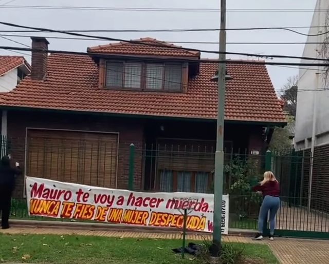 DOS MUJERES ESCRACHARON CON UN PASACALLES A UN HOMBRE QUE HABRÍA ENGAÑADO A UNA DE ELLAS: 