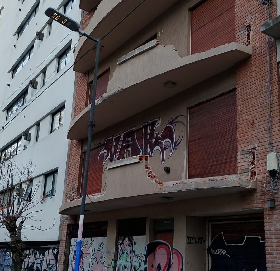 Se desprendió parte de un balcón de un departamento en La Plata