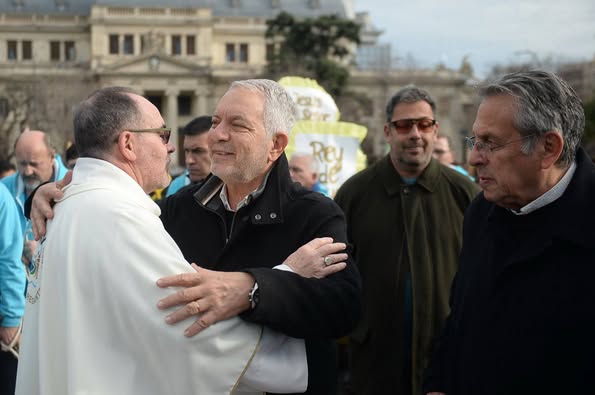 *Alak participó de la misa y procesión de Corpus Christi junto a la comunidad platense*