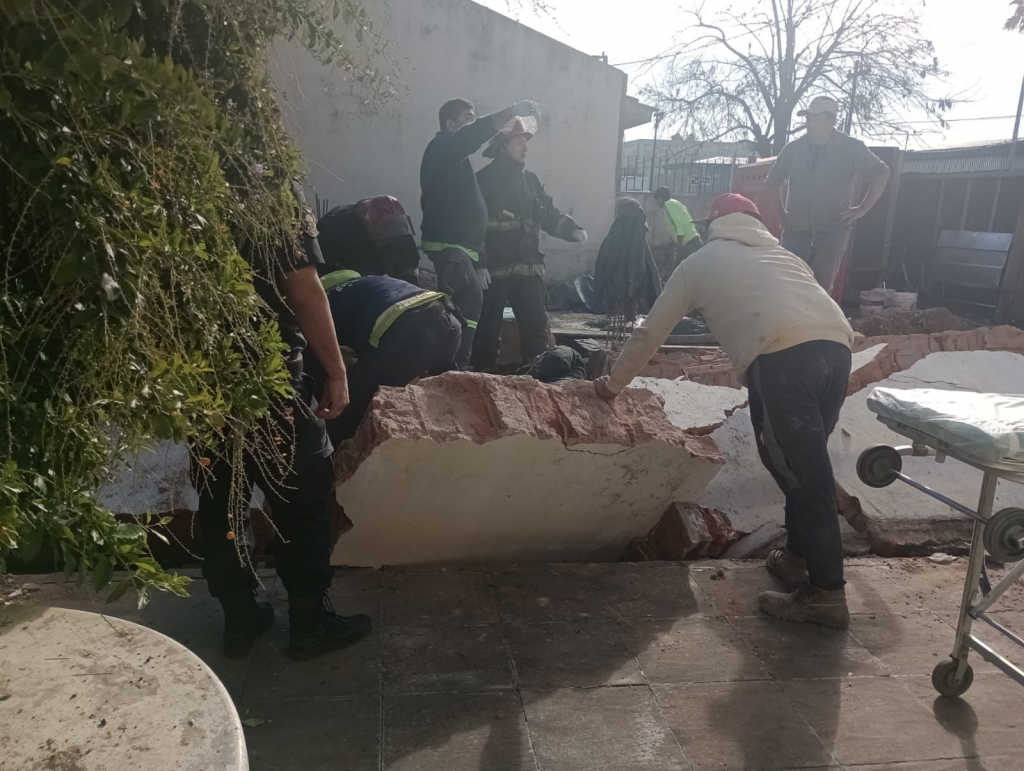 Un paredón se derrumbó sobre dos obreros que trabajaban en un obrador