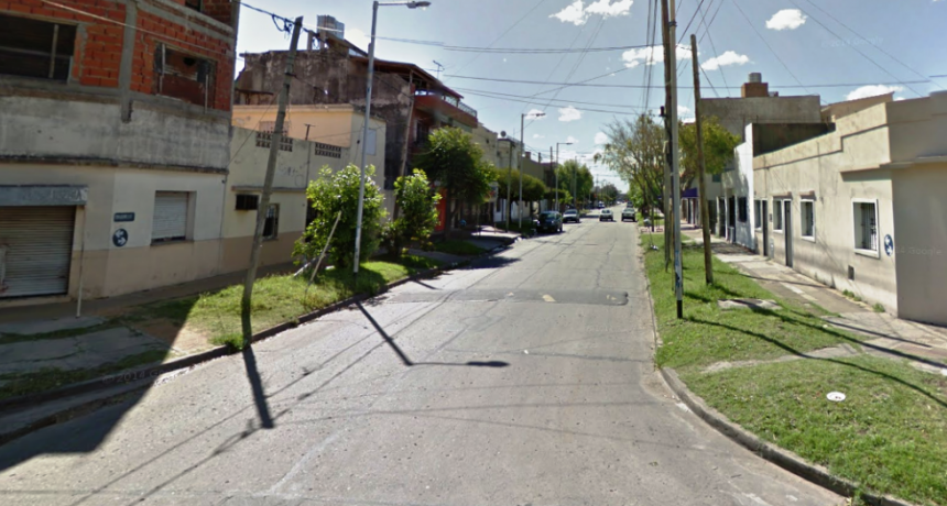 Asesinan a un joven de una puñalada para robarle una mochila en Wilde