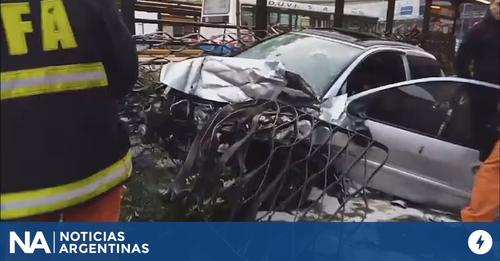 Choque brutal en el Metrobus: un auto iba a alta velocidad e impactó una parada