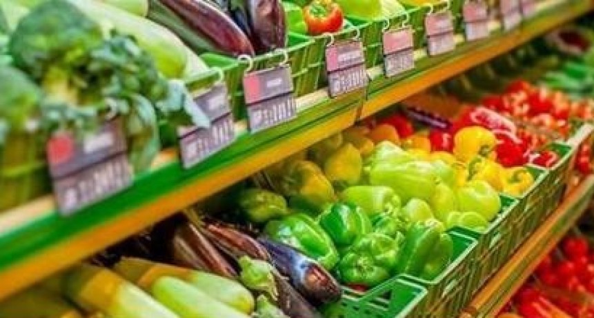 Los precios de los alimentos aumentaron casi un 4% en julio por el impulso de las subas en verduras