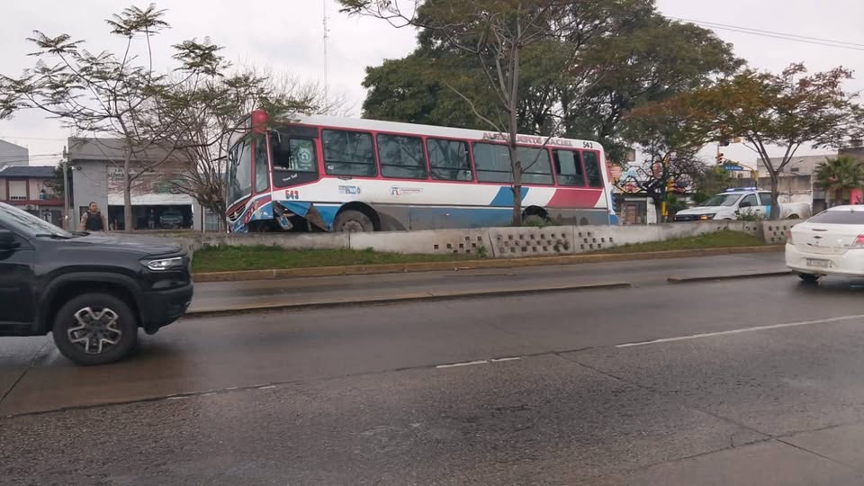 Choque en Isidro Casanova: Colectivo de la Empresa Almafuerte Impacta Contra el Boulevard en Ruta N°3