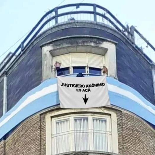 Apareció un nuevo pasacalle en el edificio donde vive la Vice Presidente.