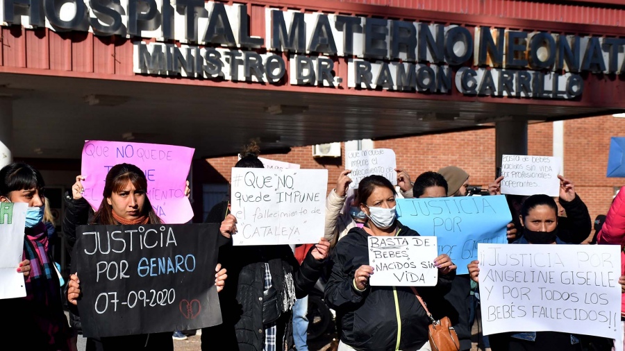 Familiares reclamaron justicia por la muerte de recién nacidos en Córdoba