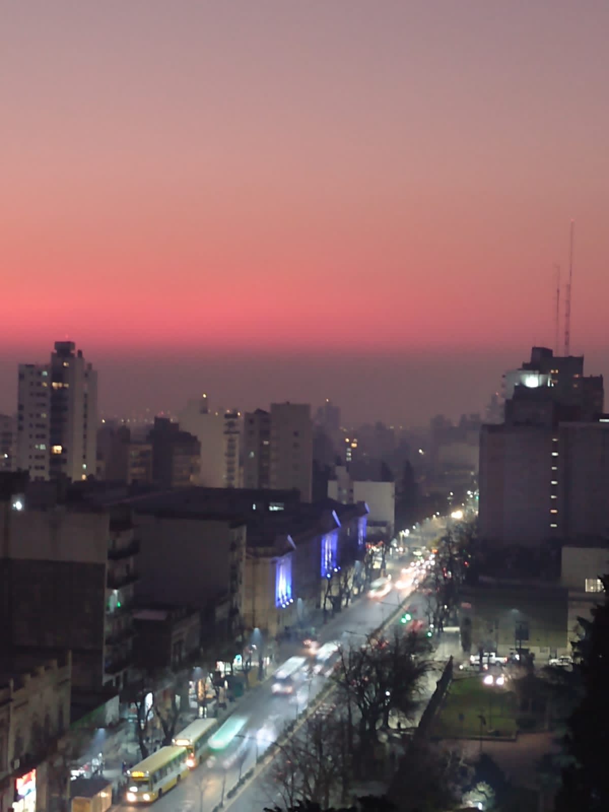 La Plata:  A entrar la ropa llegó el humo a la ciudad