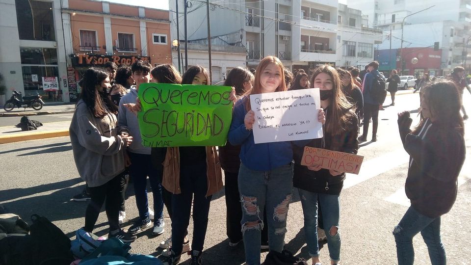 Estudiantes de la Legión: “Nos da miedo venir a estudiar, el colegio no es seguro”