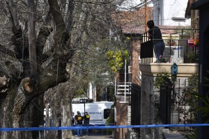 Hallan asesinados a un abogado jubilado y a su esposa dentro de un auto en una casa de Vicente López