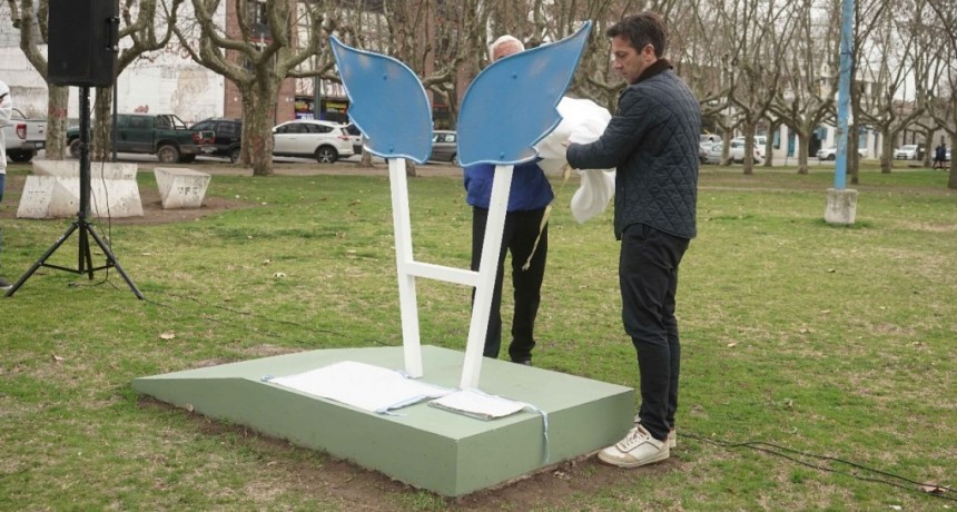 En un sentido acto en la Plaza, se descubrió el Monumento a las Víctimas del Covid 19