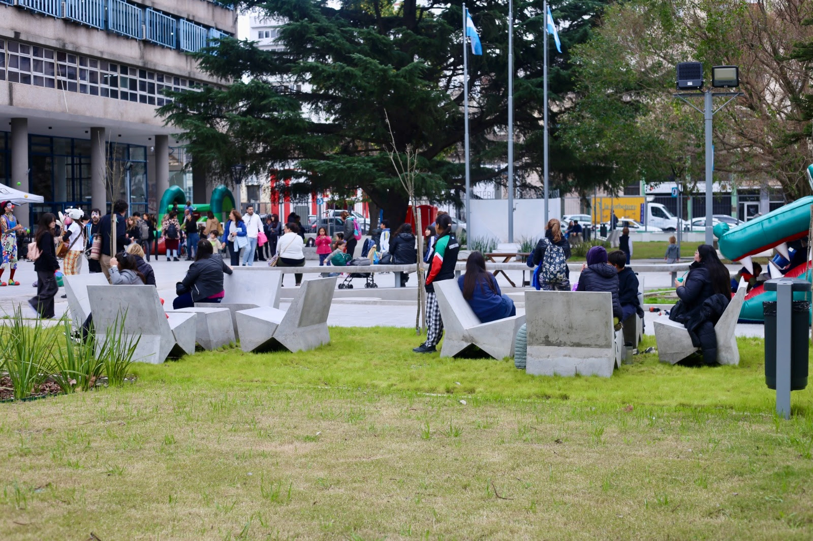La Plaza de la Identidad y la Memoria luce renovada con juegos, postas deportivas e iluminación
