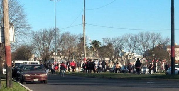 Batalla campal tras un partido de fútbol en La Plata