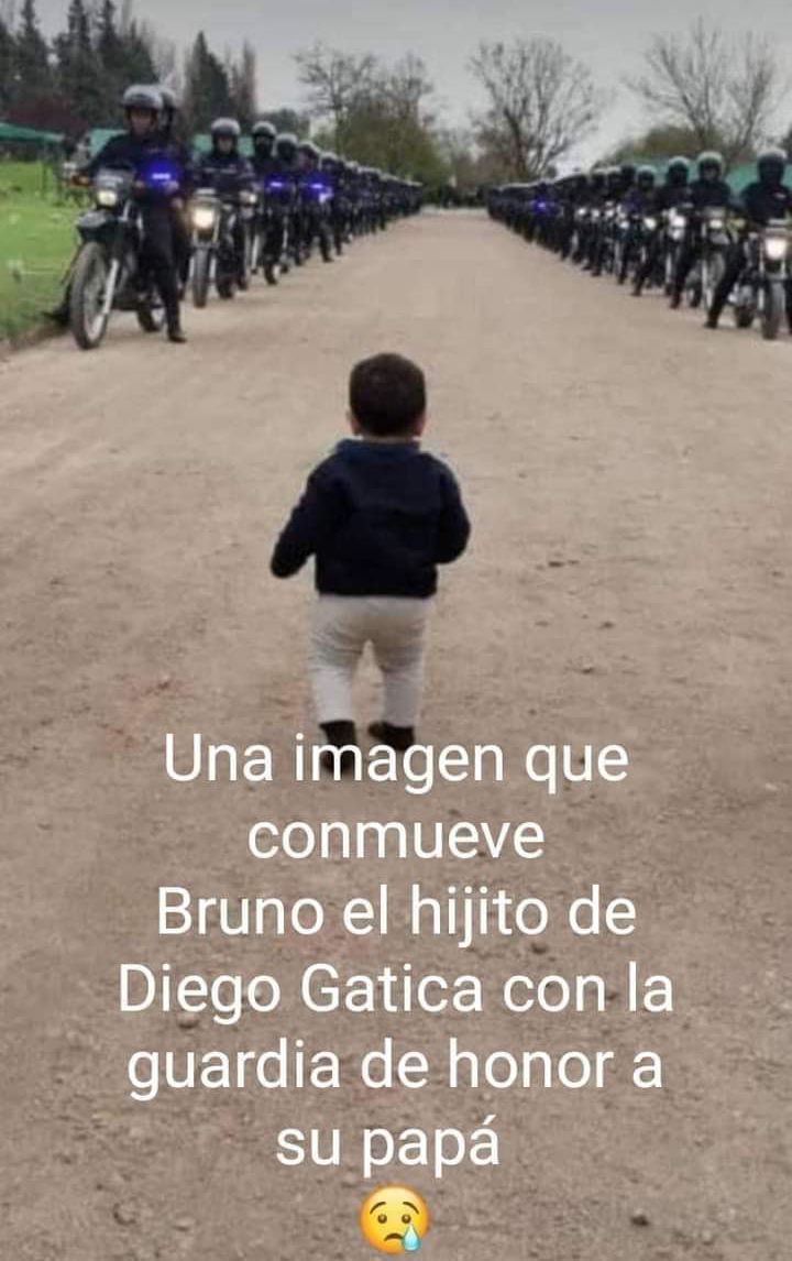 EL NIÑO BUSCABA A SU PADRE ENTRE LOS POLICÍAS