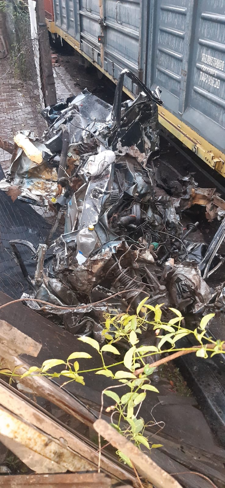 Accidente fatal en Tucumán: Un tren arrolló un auto y dos personas murieron