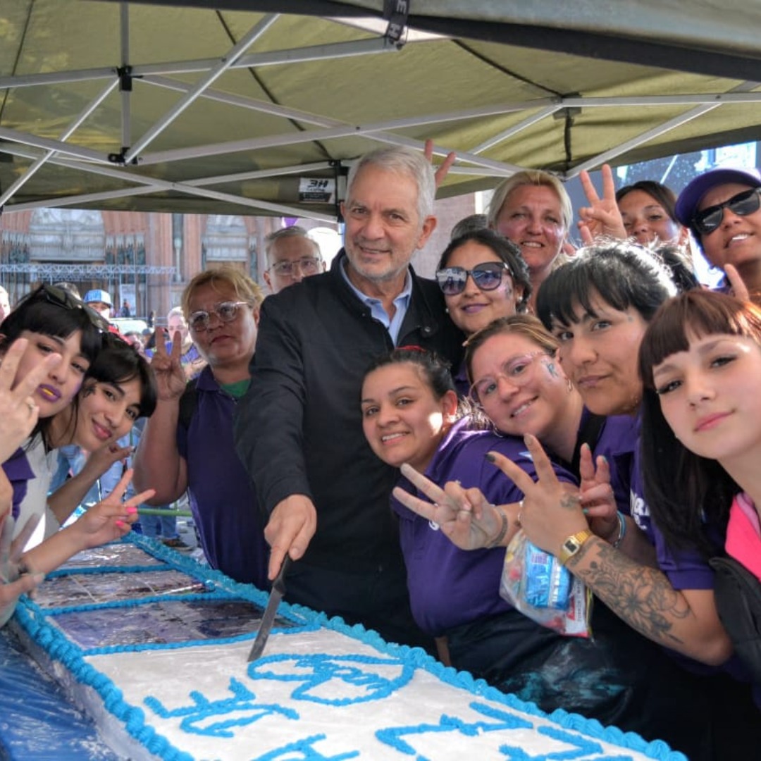 Alak en el multitudinario festejo de plaza Moreno: 