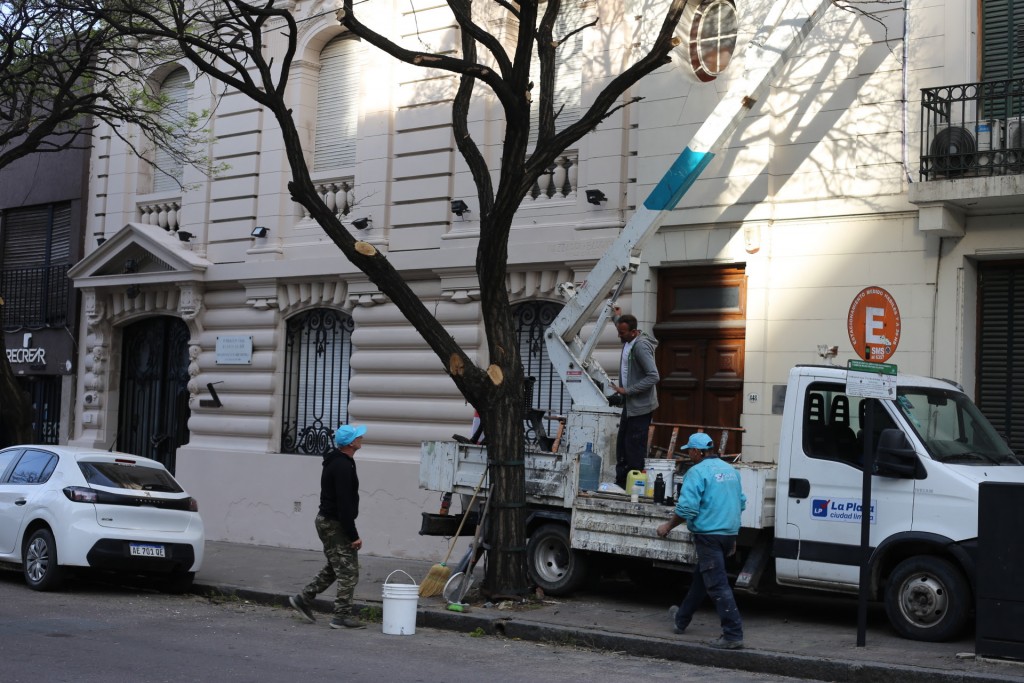 La ciudad sigue renovándose con la intervención de frentes, persianas y mobiliario urbano