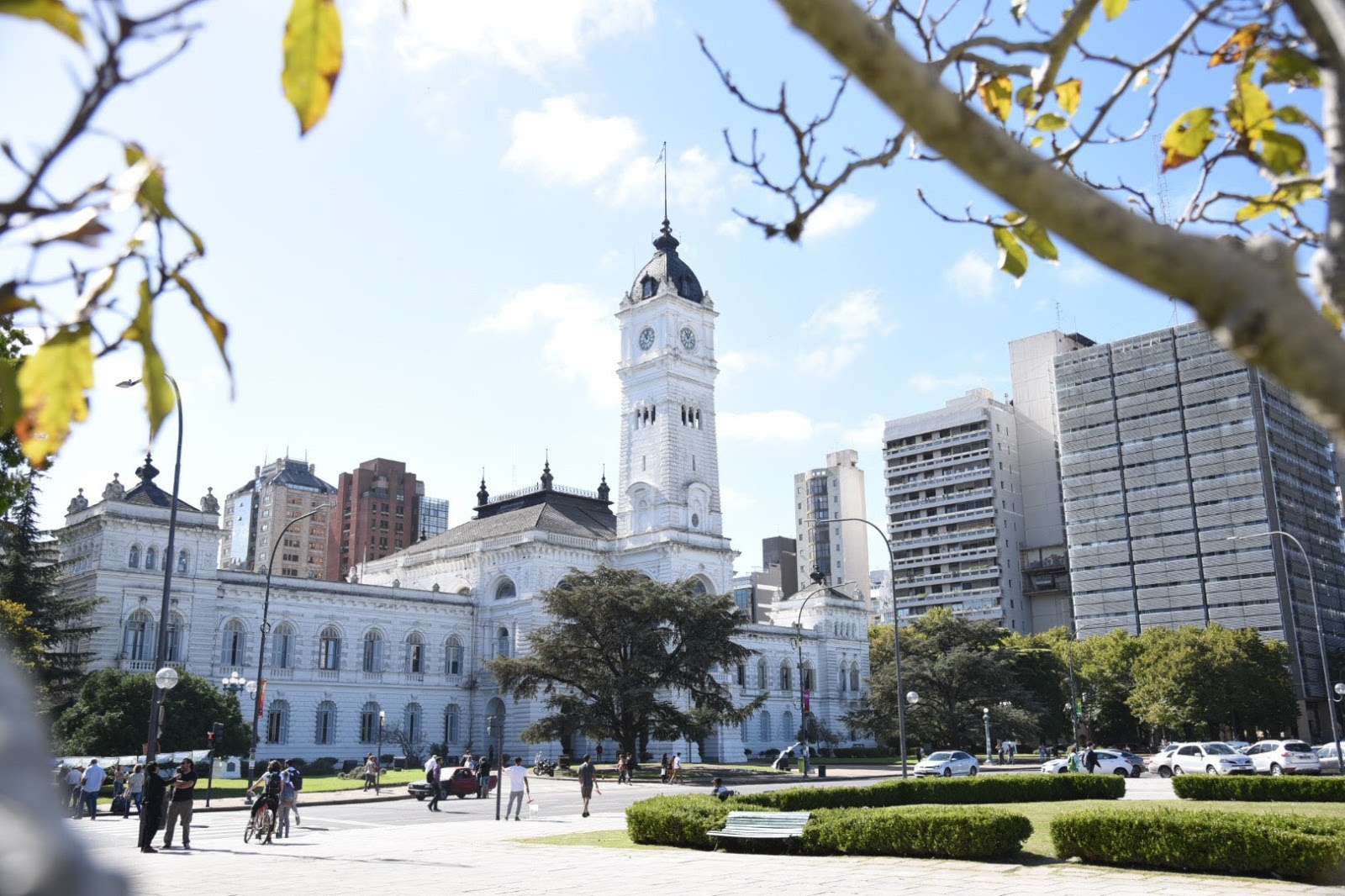 Funcionamiento de los servicios municipales durante el feriado del viernes