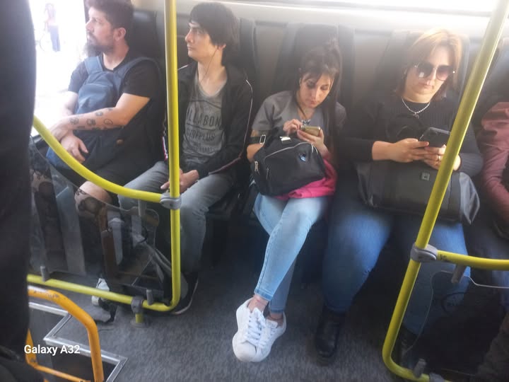 La postal de todos los días: 40 de 50 pasajeros en un colectivo viajando con el celular en la mano