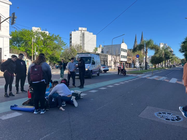 Madre e hijo heridos tras ser atropellados en Diagonal 74