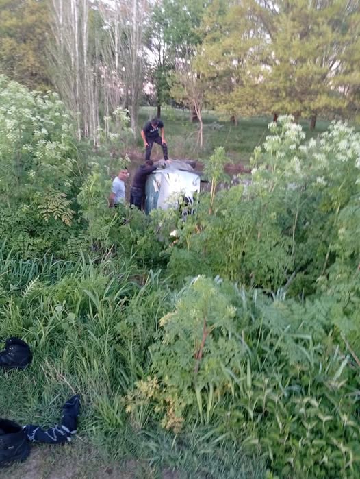 *Agentes del Servicio Penitenciario Bonaerense auxiliaron a una mujer y sus hijos en un accidente vial en la ruta 53*